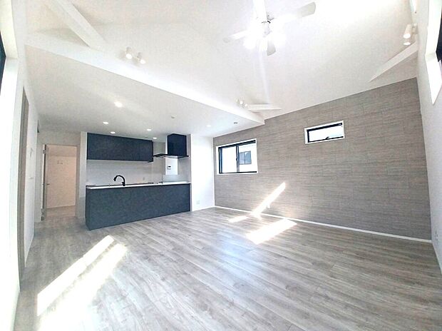 【施工例】■モデルハウスのご案内や、ショールームにてキッチン等水回り設備や、フローリング等の建材や外壁材の実物をご覧頂けます
■お気軽にお問合せ下さい
