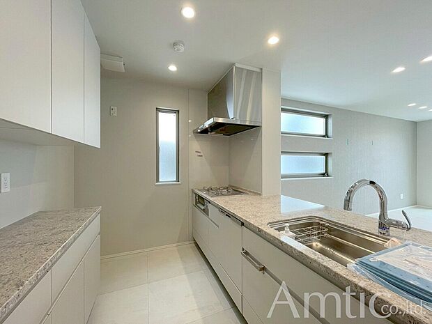 【３号棟キッチン】ご家族と会話を楽しみながら料理が出来る人気の対面キッチン