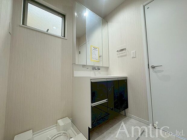 【洗面化粧台】便利なミラーキャビネット♪歯ブラシや化粧水、整髪料などゴチャゴチャしがちな小物を隠して収納でき、「生活感を出したくない」方にススメです