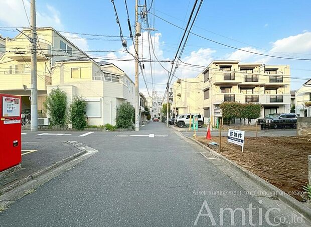 【前面道路含む現地写真】開放的な角地のロケーション。
