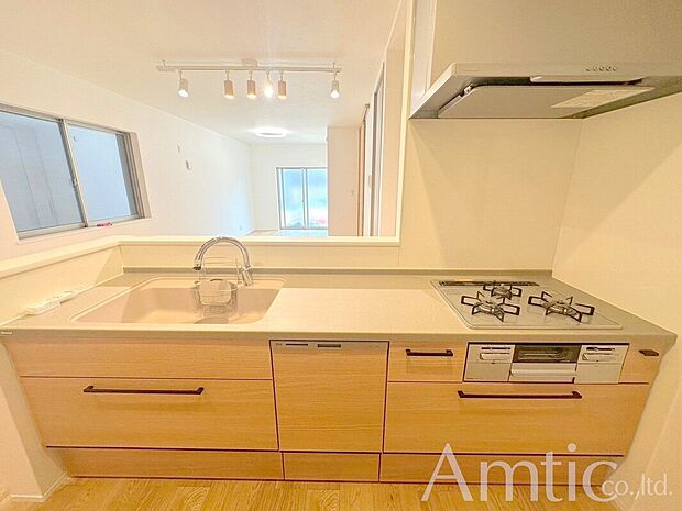 【キッチン施工例】■モデルハウスのご案内や、ショールームにてキッチン等水回り設備や、フローリング等の建材や外壁材の実物をご覧頂けます
■お気軽にお問合せ下さい