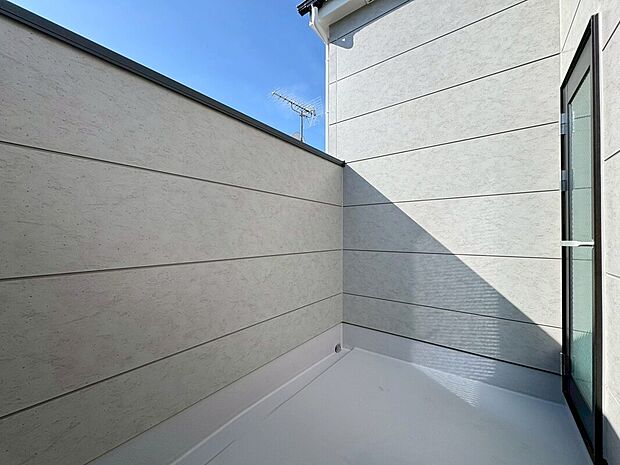 【バルコニー】望に優れ開放感と陽射しを堪能できるワイドバルコニー