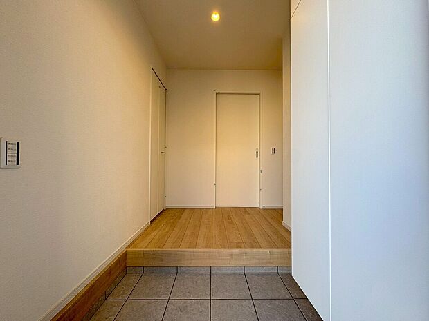 【玄関】ご家族やお客様をお迎えする、すっきり広々とした玄関です♪