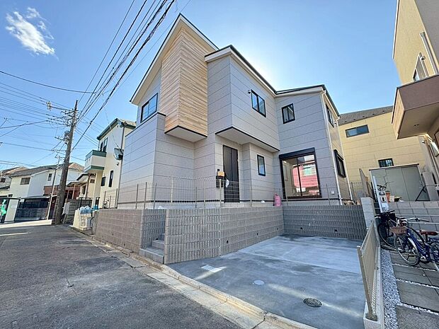 【外観】豊かな緑が雑音を消してくれるよう。眺めて景色よく、住んで静かな環境♪