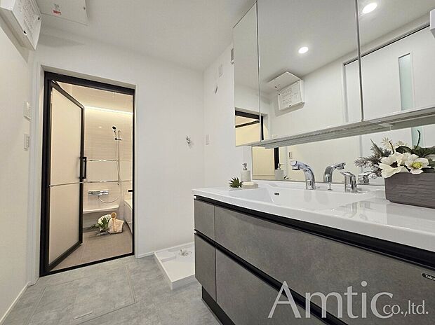 【洗面化粧台施工例】■モデルハウスのご案内や、ショールームにてキッチン等水回り設備や、フローリング等の建材や外壁材の実物をご覧頂けます
■お気軽にお問合せ下さい