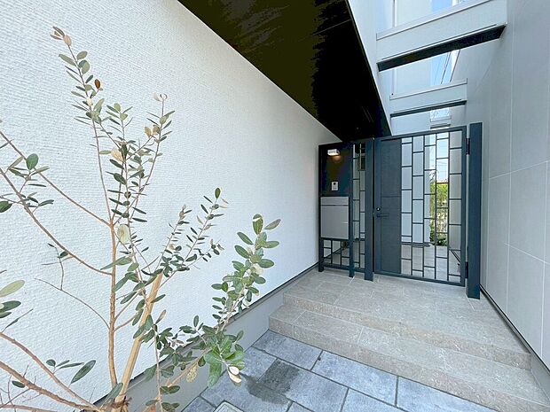 【エントランス(2号棟)】お洒落なデザイナーズのエントランス