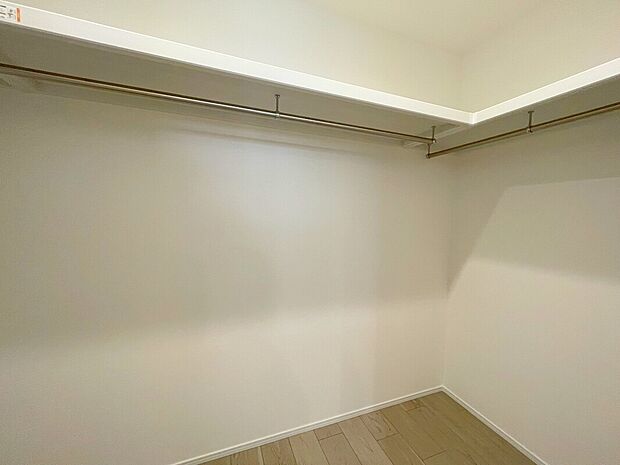 【WIC(2号棟)】衣類の他に季節物の家具や寝具など、たっぷり収納できる嬉しい「WIC」