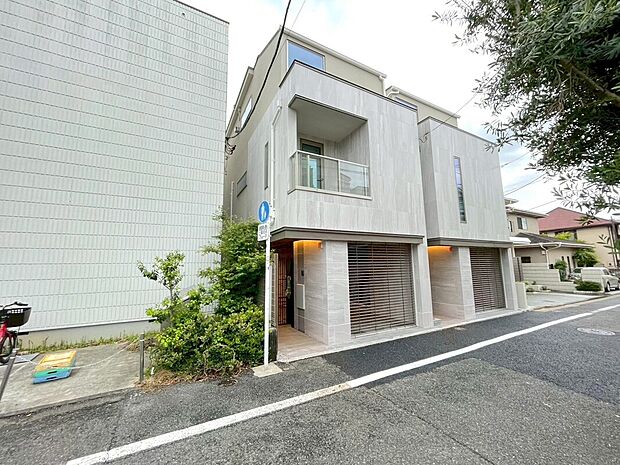 【前面道路含む現地写真】シンプルながら重厚感もあるスタイリッシュデザイン♪