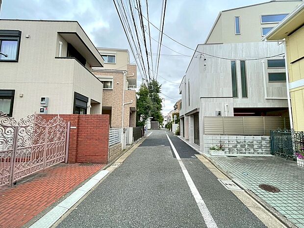 【前面道路含む現地写真】堂々完成済の為、室内ゆっくりご内覧可能です♪