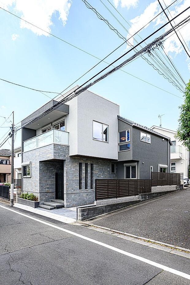 【外観】角地の開放的な住環境