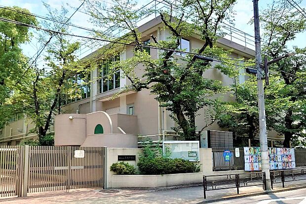 台東区立上野中学校(約1,040m)