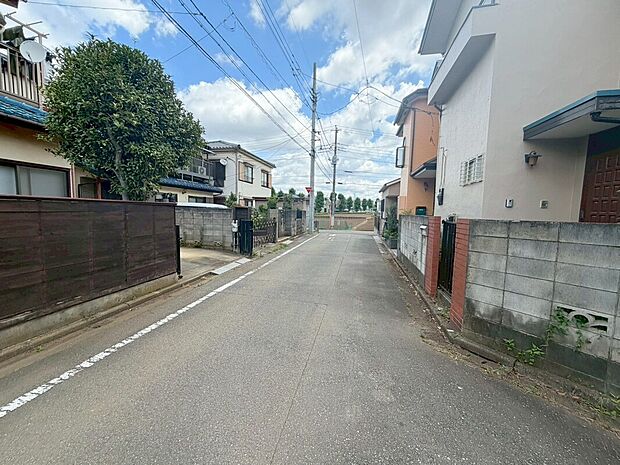 【前面道路含む現地写真】全面道路はお車の交通量も少なく、静かで暮らしやすいロケーション。小さなお子様や犬の散歩コースとしても安心です。