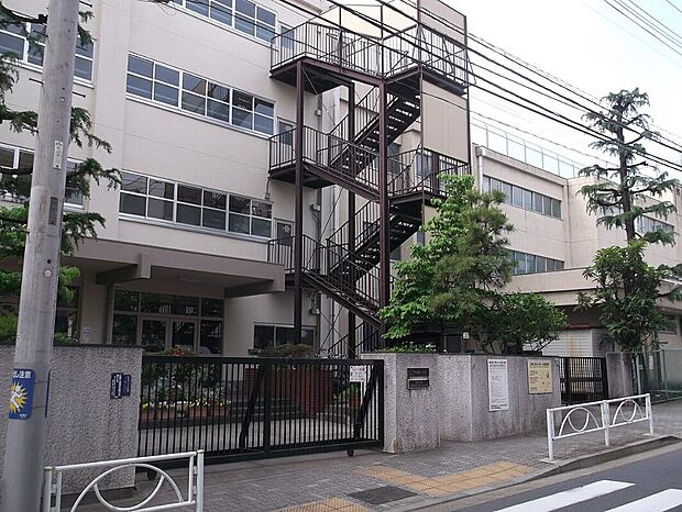 目黒区立中根小学校（約719m）