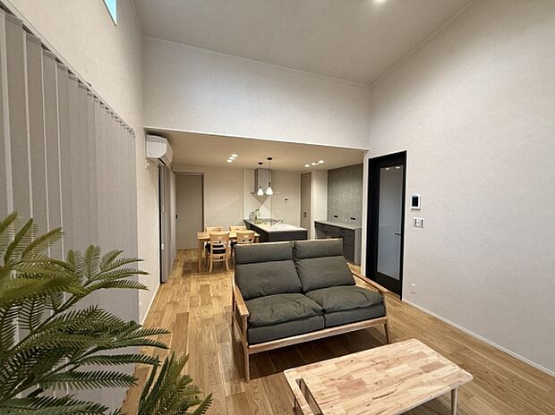 8帖分の大開口の勾配天井にすることで、リビング全体に開放感とゆとりを演出しています。