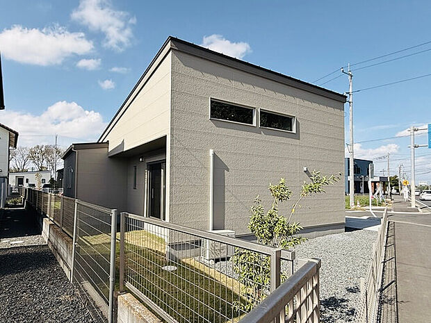 チタンベージュの外壁にすることで落ち着きと上質さを感じさせる外観に仕上げました。