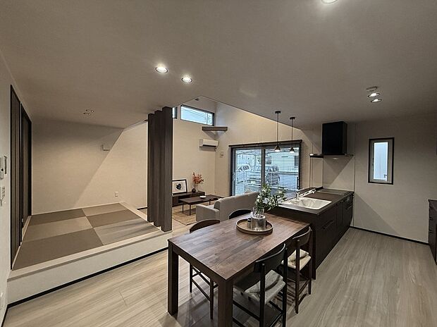 畳コーナーを含めると23.5帖になるLDKは、全体にゆとりが生まれる開放的な空間です。