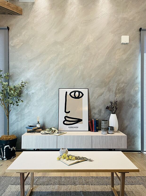 【リビング】壁はユーロスタッコ(漆喰の塗り壁)を採用し、一つとして同じ仕上がりはない世界に一つの壁面アートです。