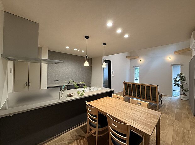 【キッチン】キッチンからダイニングとリビングが見渡せ、会話の絶えない家族団らんの場となります。