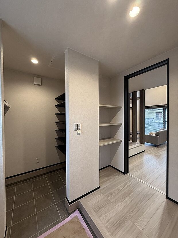 【玄関】1.5帖のシューズインクロークで、散らかりがちな玄関まわりの荷物もすっきりと収納できます。