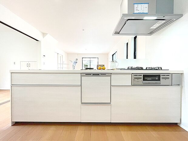 毎日の家事も楽しく！清潔感溢れるホワイトカラーを基調とした明るい対面キッチン！