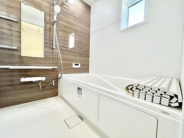 落ち着いた色合いの壁面、ゆっくりゆったり寛げるバスルーム。 