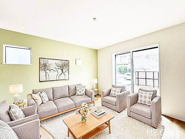 大きな窓からたっぷりの陽光と風を感じられるリビング※家具はCGです