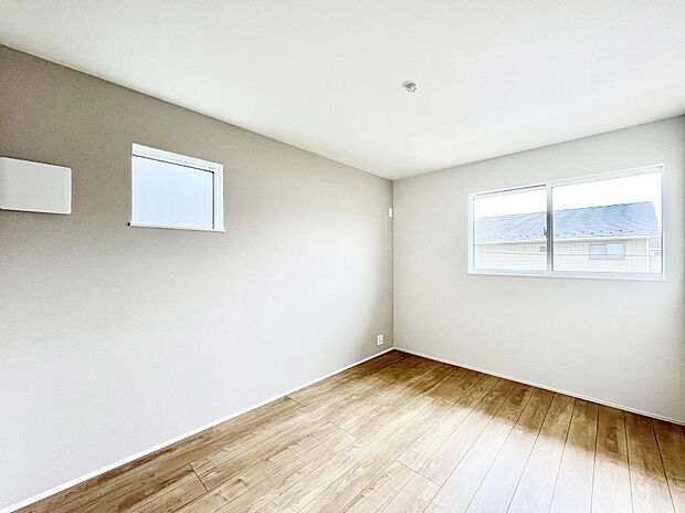 窓からのやさしい光が心地よいプライベートルーム