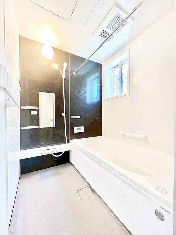 落ち着いた色合いの壁面、ゆっくりゆったり寛げるバスルーム。  