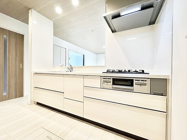 リビングで遊ぶお子様を見守りながらお料理ができる対面キッチン