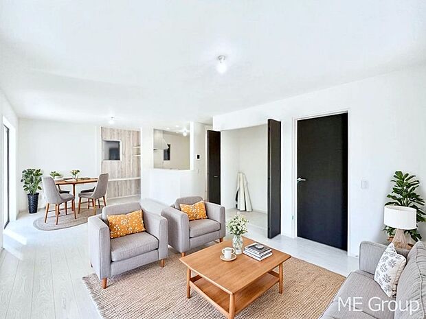 ご家族の賑やかな話し声で包まれる明るいリビング  ※家具はCGです  