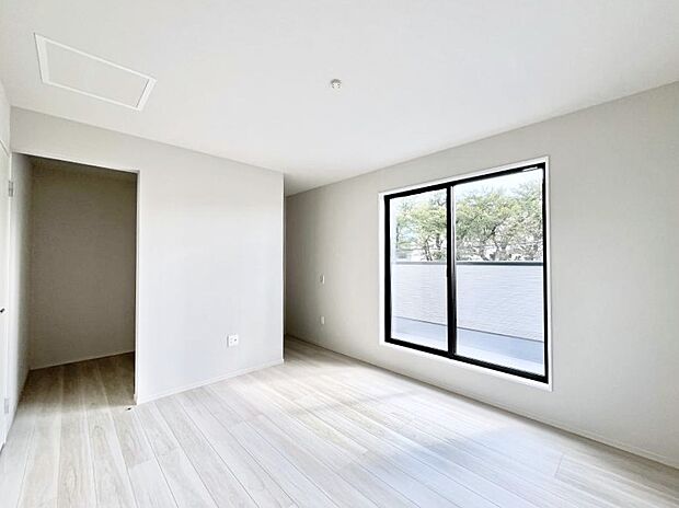 バルコニーが開放感をプラスしてくれる洋室