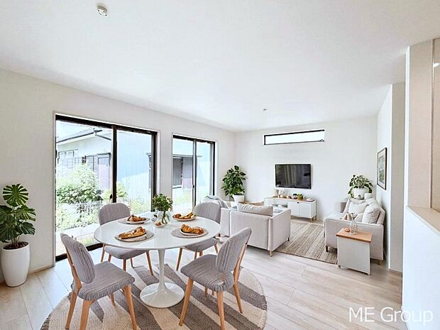 大きな窓からたっぷりの陽光と風を感じられるリビング※家具はCGです  