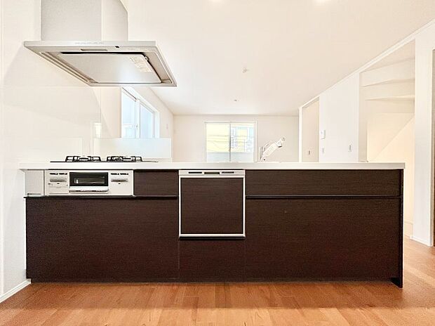 リビングを見渡せる人気のカウンターキッチン。 家族を見守りながら家事をすることができます。