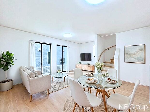 ご家族の賑やかな話し声で包まれる明るいリビング  ※家具はCGです