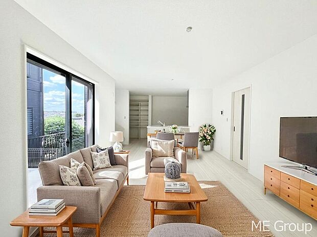 ご家族の賑やかな話し声で包まれる明るいリビング  ※家具はCGです  