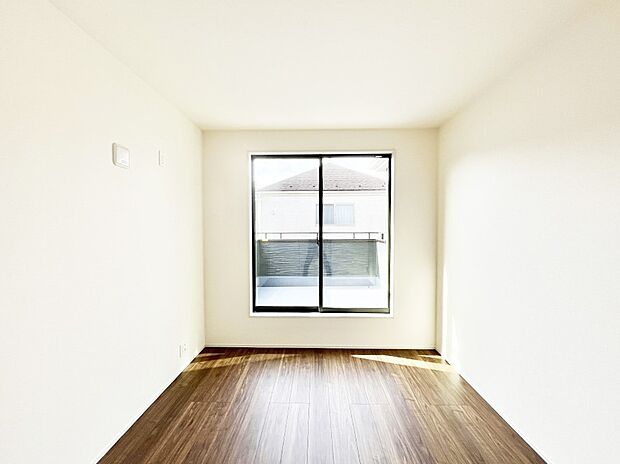 バルコニーが開放感をプラスしてくれる洋室