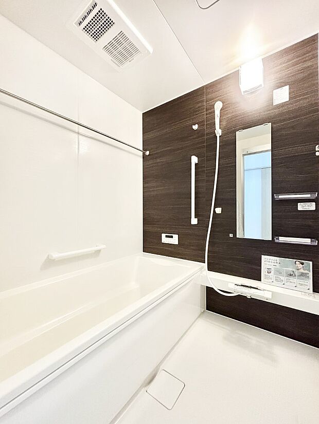 落ち着いた雰囲気でゆっくりお寛ぎいただけるバスルーム。