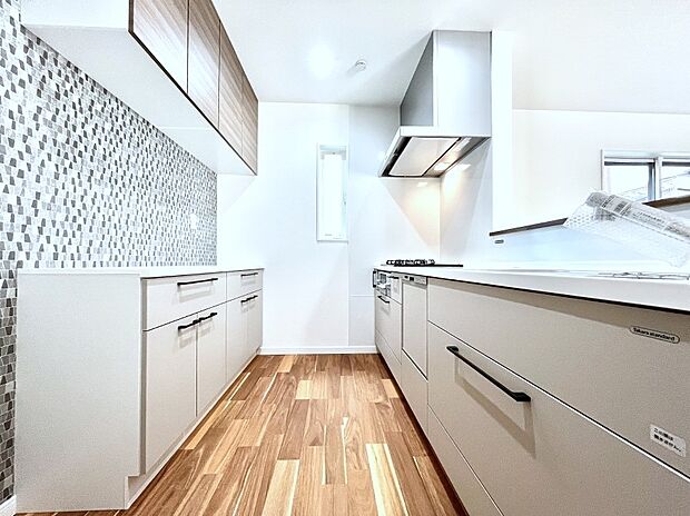 カップボードを設置した充実のキッチン。家族で一緒にお料理するのも楽しくなるキッチンです。