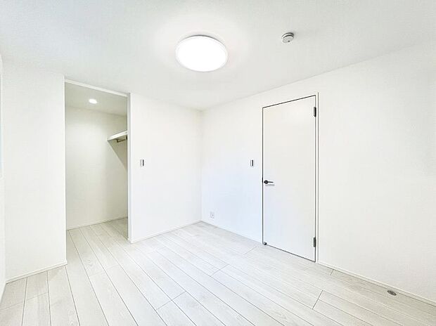 ウォークインクローゼットがあるお部屋！季節ごとの入れ替えも不要で便利です。