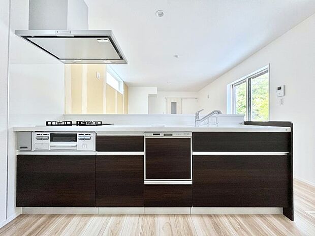 食洗機・浄水器・３ツ口コンロなどデザイン性も機能性も兼ね備えたシステムキッチン！