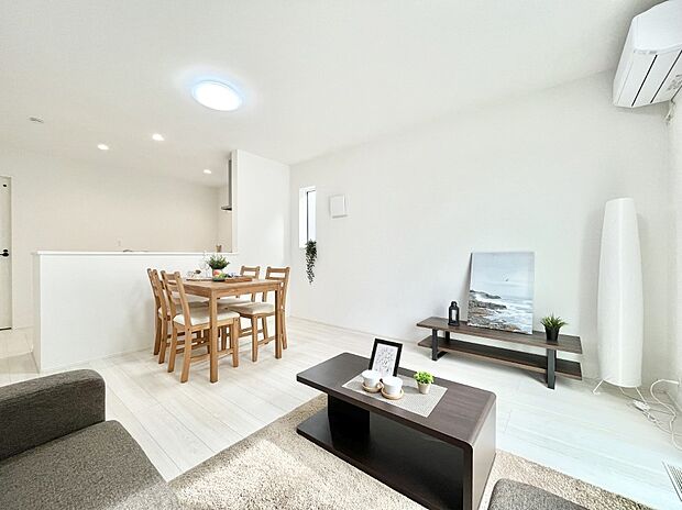 ご家族の賑やかな話し声で包まれる明るいリビング