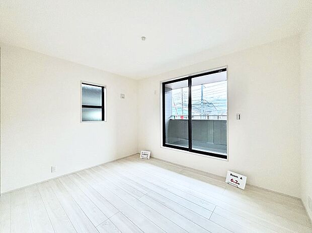 明るいバルコニーサイドに洋室を設置。目覚めの良い寝室に。