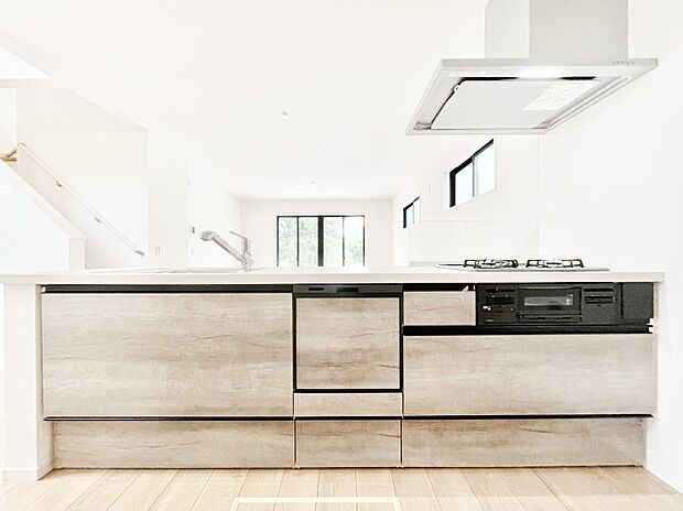 食洗機・浄水器・3ツ口コンロなどデザイン性も機能性も兼ね備えたシステムキッチン!