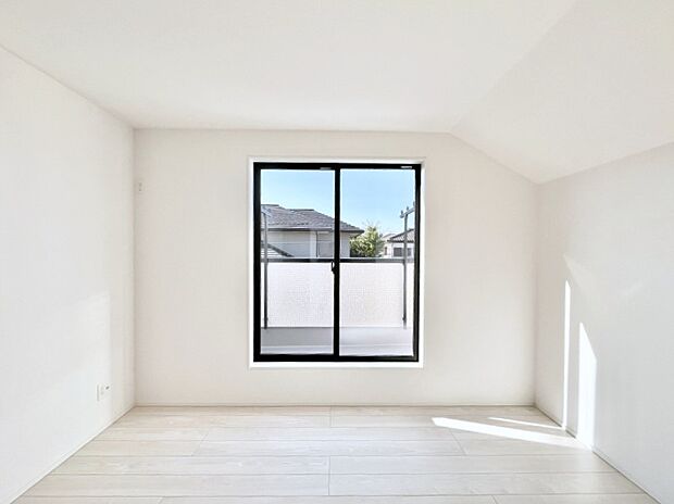 バルコニーが開放感をプラスしてくれる洋室