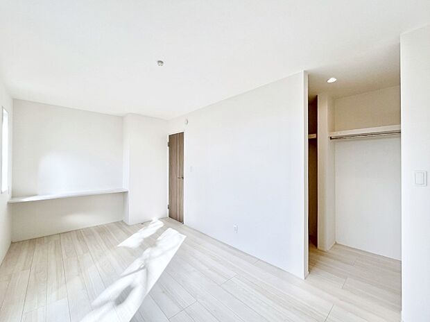 ウォークインクローゼットがあるお部屋!季節ごとの入れ替えも不要で便利です。