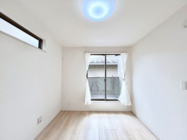 明るいバルコニーサイドに洋室を設置。目覚めの良い寝室に。