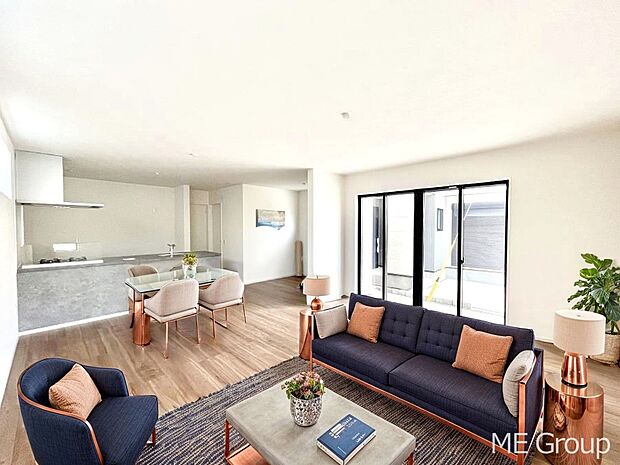 ご家族の賑やかな話し声で包まれる明るいリビング  ※家具はCGです