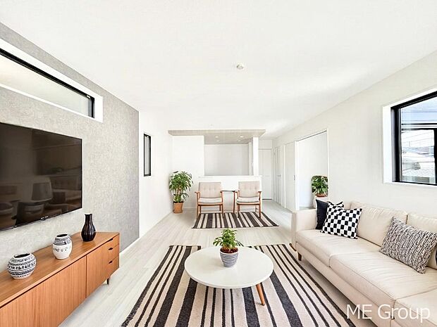 家族の和やかな会話が聞こえてきそう。開放感のあるリビングです。※家具はCGです  