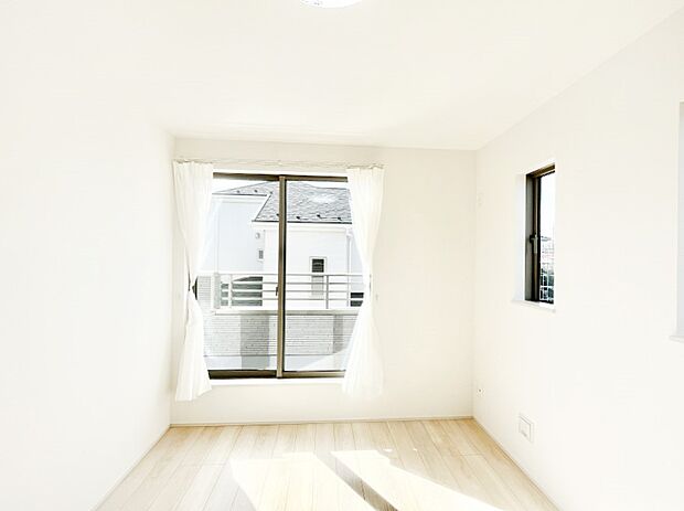 バルコニーが明るさと開放感を演出!朝スッキリと目覚められそうですね!