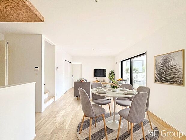 ご家族の賑やかな話し声で包まれる明るいリビング ※家具はCGです